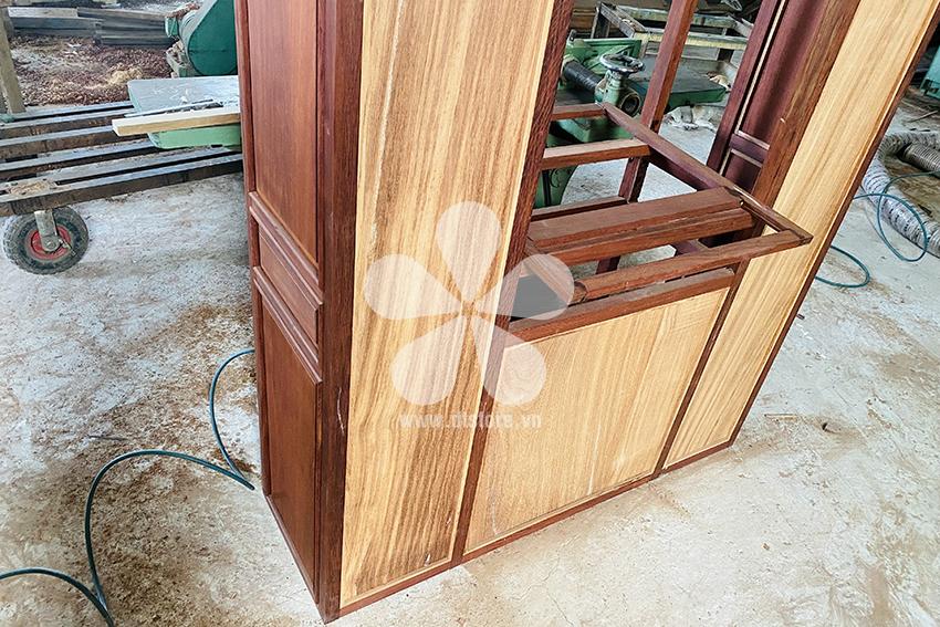 Sản xuất theo mẫu thiết kế. Kích thước: 138cm x 43cm, cao 170cm. Chất liệu: gỗ Hương, gỗ Nu. Đơn giá: Call. Tình trạng: sắp hoàn thành. Số lượng: 1 cái