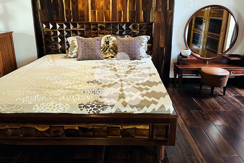 Bed DTGIN03 - Một chiếc giường với phong cách thiết kế phối ngẫu hứng giữ hai dòng sản phẩm cũng như hai chất liệu gỗ khác nhau để tạo nên một sản phẩm lạ mắt và duy ...