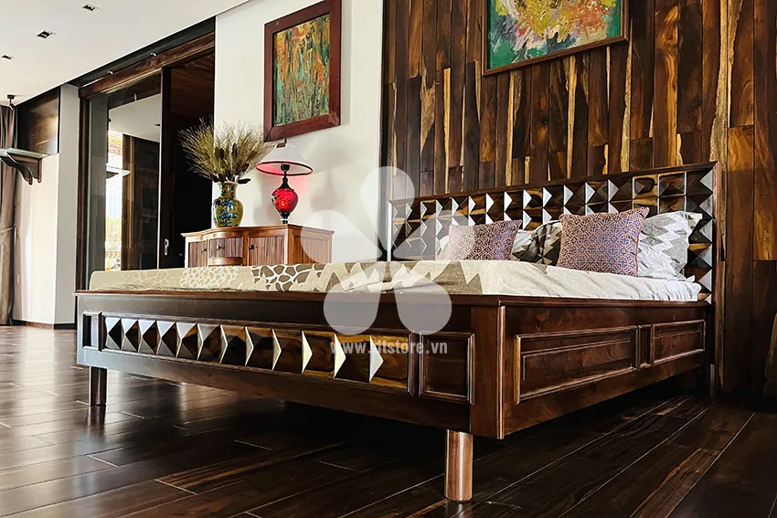 Bed DTGIN03. Dimensions: 180cm x 200cm, height 40cm. Material: Walnut wood & Mahogany wood.