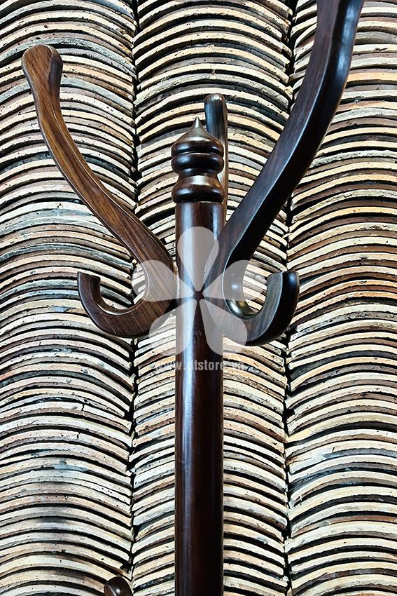 Cây treo áo xưa DTMOA01 - Cây treo áo xưa với hình thức đơn giản nhưng chất liệu gỗ Trắc quí cùng hoa văn đục chạm đẹp cũng là một trong những...