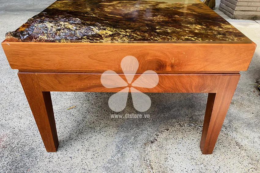 Decorative table DTBTT01. Material: Red Wood & Epoxy.