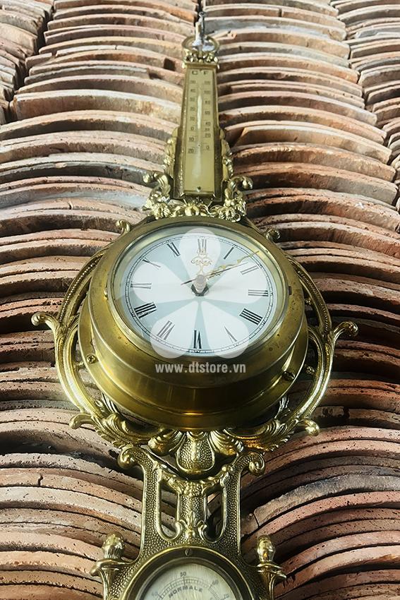 Đồng hồ xưa DTDOH04 - Chiếc đồng hồ treo tường thời Pháp xưa với họa tiết hoa văn sang trọng cùng chiếc nhiệt kế được phối ghép trong thiết kế tuy có bị hư hao theo dòng thời...
