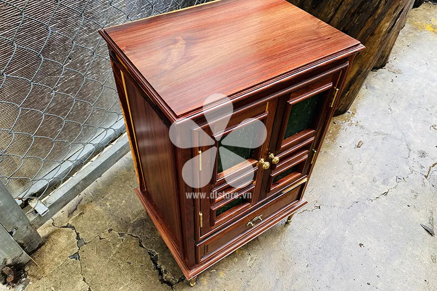 Vintage bedside cabinet DTTGX01. Dimensions: 45cm x 35cm, height 70cm. Material: Rosewood & antique colored glass.