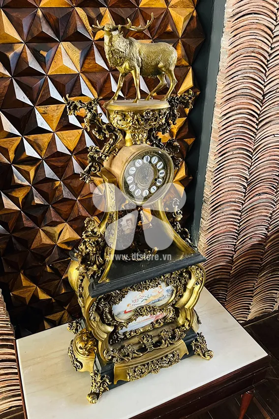 Vintage clock DTDOH02. Dimensions: 40cm x 60cm, height 120cm. Material: Copper combined with black Granite surface.