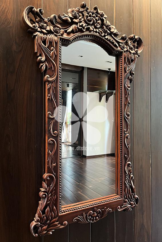 Vintage mirror DTGUS01 - Mẫu gương soi có hoa văn được đục chạm rất tinh tế mang phong cách cổ điển Châu Âu làm nổi bật lên vẻ đẹp sang trọng riêng biệt cho không gian. 60 cm x...