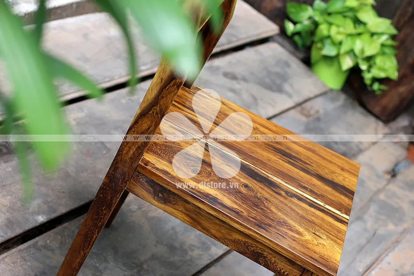 Wooden chair DTGHG01. Dimensions: 42cm x 42cm, height 90cm. Material: Muong wood (all).