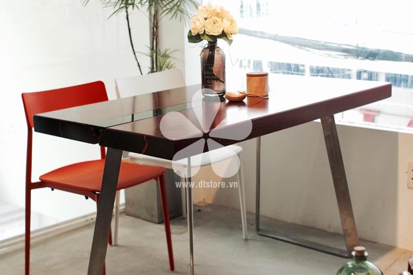 Wooden desk DTBLV03 - Chiếc bàn được hình thành từ vẽ đẹp và sự quí hiếm hữu hạn của chất liệu gỗ tự nhiên, đó là một sự tunhs toán có chủ đích mà nhà thiết kế đã cân nhắc kh...